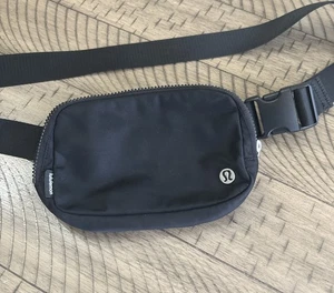 Bolso Cinturón Lululemon Everywhere Negro Un Litro Originalmente $38 - Imagen 1 de 5
