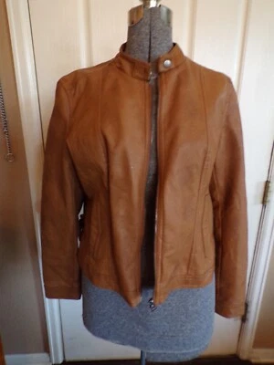 Chaqueta de cuero sintético camel Baccini para mujer talla X-grande Foto 1 de 4
