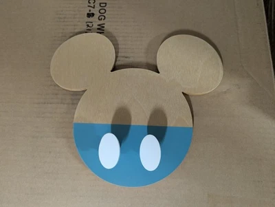 Soporte de correa de madera para mascotas Mickey Mouse de Mickey Mouse de los parques de Disney montado en la pared Foto 1 de 3