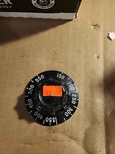 ROBERTSHAW MANOPOLA DI COMANDO NERA NUMERI 150-550F MARCATURA PER TERMOSTATO FORNO - Foto 1 di 4