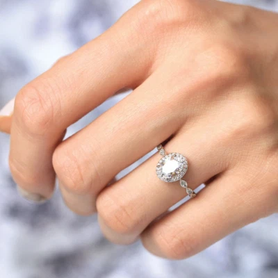 Бесцветное белое созданное в лаборатории юбилейное кольцо с бриллиантами 1,60 карата 935 серебро ореол - Изображение 1 из 4