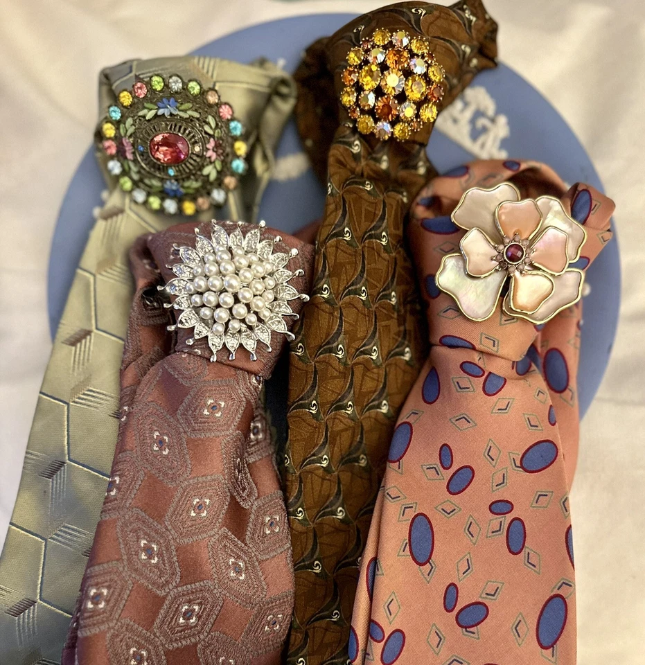 Corbatas con broches Foto 1 de 1