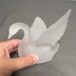 "Cisne de vidrio esmerilado de colección con alas extendidas 5,25 x 5,75 x 4,25""" - Imagen 1 de 9