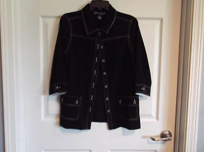 Usado en Excelente Condición Susan Grave Mujer Pequeña Chaqueta Negra Manga 3/4 Costuras Blancas - Foto 1 de 4