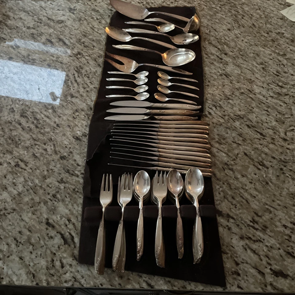 Juego de 89 piezas de cubiertos Holmes & Edwards con incrustaciones IS plata profunda Foto 1 de 4