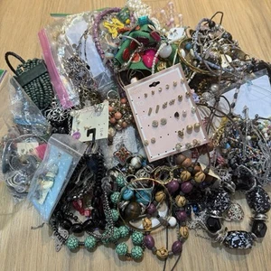 10 bs Bulk Fashion Vintage to Now Wearable Fashion Jewelry Lots - Picture 1 of 5