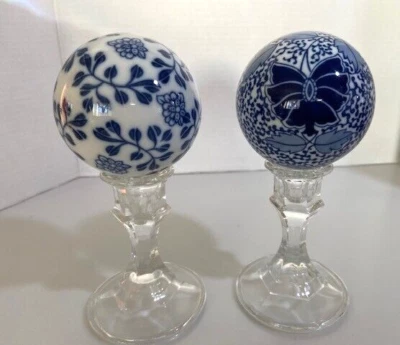 Набор из 2 синих на белом цветочных фарфоровых декоративных ковровых шариков 3 дюйма - Изображение 1 из 4