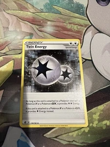 Zwillingsenergie 174/192 Non Holo Uncommon Rebel Clash Energie Pokemon Karte - Bild 1 von 2