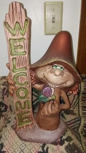 VINTAGE HALLOWEEN/AUTUNNO SPAVENTAPASSERI CERAMICA CON FARFALLA E INSEGNA DI BENVENUTO - Foto 1 di 3