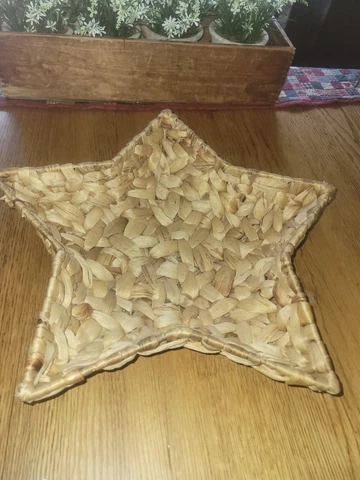 RAFIA AND WIRE STAR SHAPED BASKET Cover