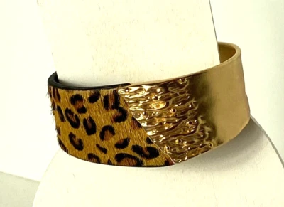 Pulsera con estampado de leopardo y pelo de pony en tono dorado cierre a presión Foto 1 de 4