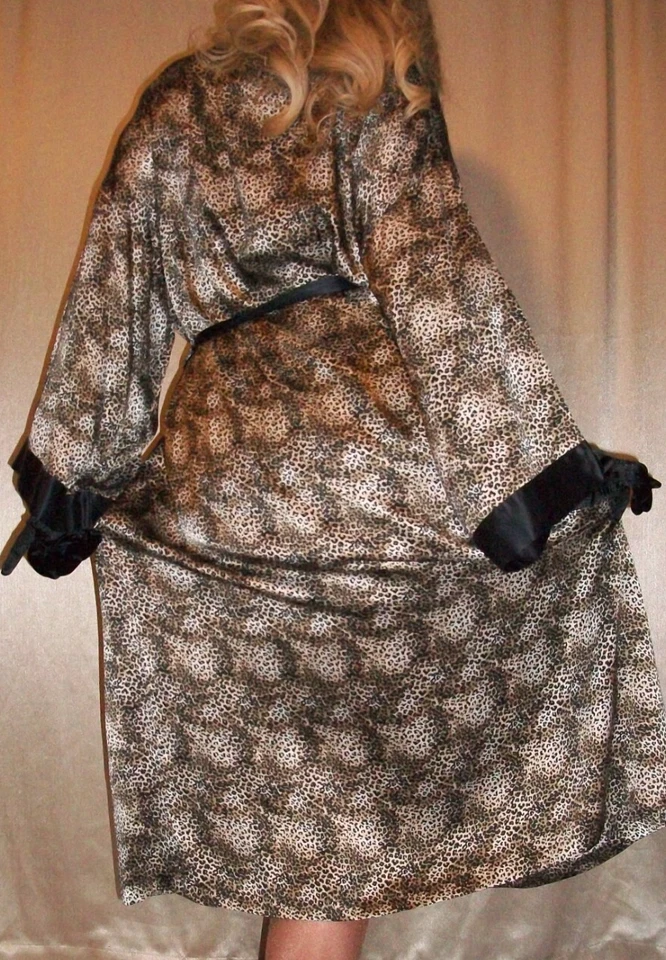 Bata de salón envolvente de seda con estampado de leopardo de colección M L Foto 1 de 4