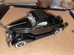 Danbury Mint 1:24 1936 Ford Deluxe Coupe "Black And Apple Green" Limited Edition - Picture 1 of 13