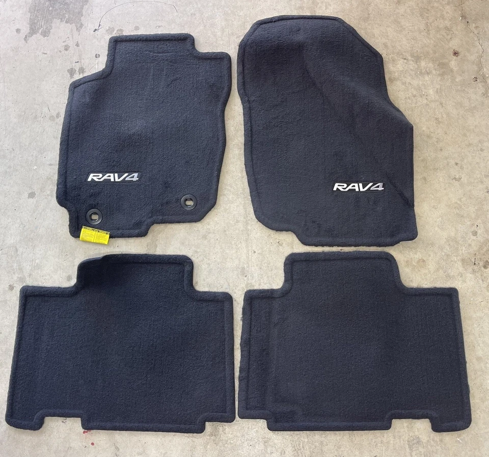 Juego de 4 alfombrillas negras Toyota RAV4 2013-2018 OEM PT206-42130-20 Foto 1 de 4