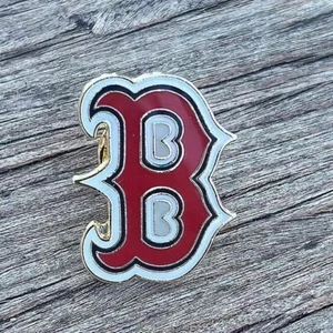 PIN SOLAPA DE BÉISBOL ESMALTADO BOSTON RED SOX MLB TEAM CON BOLSA DE ALMACENAMIENTO PLATEADA ADICIONAL - Imagen 1 de 2