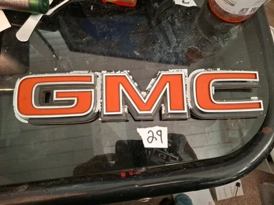 GMC 1981-88 camión emblema puerta trasera OEM GM 14027524 SIERRA CLÁSICO JIMMY SUBURBAN Foto 1 de 4