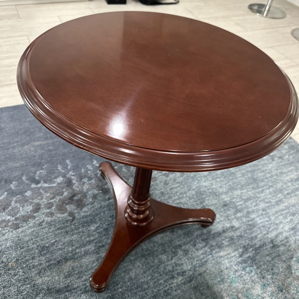 "Mesa auxiliar vintage Bombay 1994 vino nogal 27""x23""" Foto 1 de 4