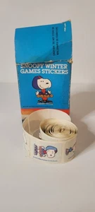 Vintage 1958 Aufkleber Peanuts Snoopy Winterspiele Stickerbox Rollenaufkleber - Bild 1 von 6