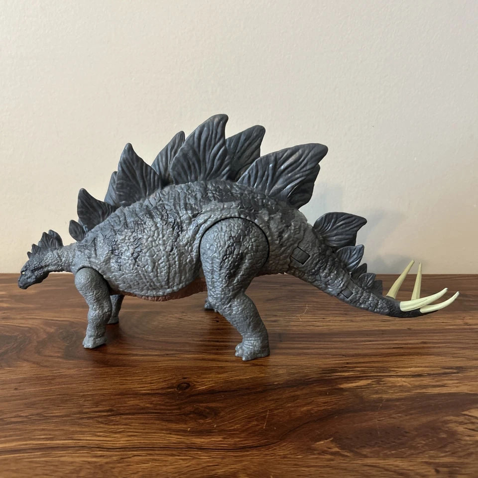 Экшн-фигурка Mattel Jurassic World Camp Cretaceous Stegosaurus - Изображение 1 из 4