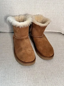 UGG Damen Mini Bailey Bow II Stiefelette, kuscheliges Lammfell, Kastanie Größe 6 - Bild 1 von 8