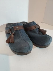 Zuecos Dansko Shandi de gamuza azul con cuero marrón talla 38 - Imagen 1 de 12