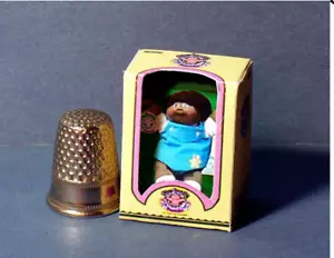 Casa delle bambole miniatura 1:12 toppa cavolo AA Preemie ragazzo bambola scatola ragazza asilo nido - Foto 1 di 5