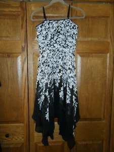 White House Black Market trägerloses asymmetrisches Blumen Cocktailkleid Größe 0 neu mit Etikett - Bild 1 von 5