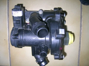 Original VW Kühlmittelregler 1,8L 2,0L TFSI  06L121111F 06L121111H 06L121111J/K - Bild 1 von 1