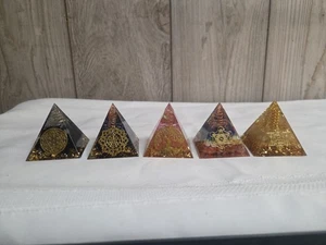 CRISTALLI PIRAMIDALI, colorati, simboli oro, lotto di 5, orgone? piani a spirale GRUPPO #2 - Foto 1 di 22