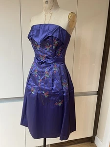VINTAGE 1950S EMBROIDERED SATIN DRESS SIZE 10 PURPLE FIT & FLARE BONED HANDMADE - Picture 1 of 17
