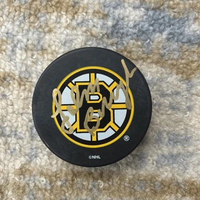 Disco de hockey autografiado por Johnny Bucyk Boston Bruins ASCF Foto 1 de 4