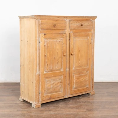 Aparador armario sueco de pino del siglo XIX Foto 1 de 4
