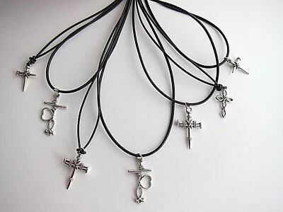 Collar de cordón de cuero genuino con colgantes cruzados de plata. Foto 1 de 4