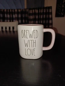 Rae Dunn | Brewed With Love Rosa Kaffee Tee Becher Artisan Collection von Magenta - Bild 1 von 6