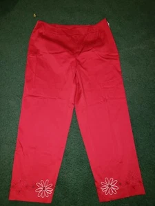 Casual Corner Stretch Red Capris w Embroidered Flowers Size 6 - Picture 1 of 2