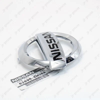 Parachoques delantero genuino Nissan Versa 2007-2012 62890-EM30A logotipo emblema cromado OEM Foto 1 de 4