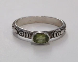 Sterling Silver 925 Oval Peridot Engraved Lines Circles Ring Size 7.5 C133 - Picture 1 of 9