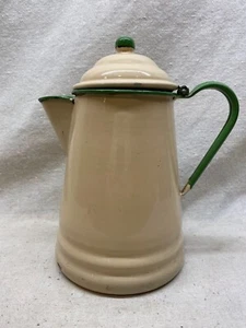 Antigua cafetera vintage esmaltada verde y crema beige con tapa primitiva - Imagen 1 de 6