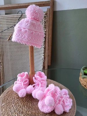 mano crochet bebé niña rosa pompón sombrero y botas conjunto de regalo Foto 1 de 4