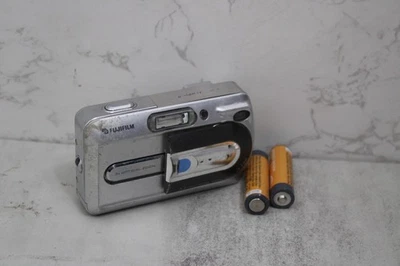 Fujifilm FinePix A Series A330 Silver 3.2MP Digital Camera TESTED WORKING - Image 1 of 4