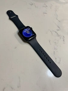 Apple Watch SE 44mm Boîtier en Aluminium Gris Sidéral avec Bracelet Sport Noir - Régulier... - Photo 1 sur 2
