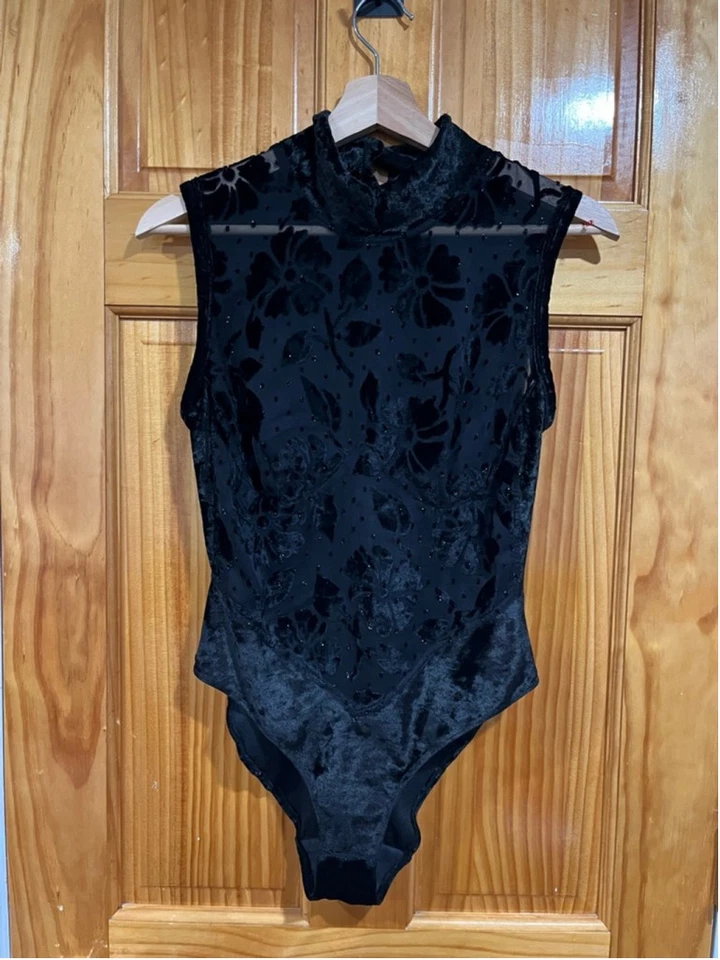 Bodysuit floral vintage Gold Label Victoria Secret gola simulada veludo whismigoth - Imagem 1 de 4