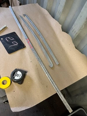 1978 1979 78 1980 Cutlass Supreme 2 puertas ventana delantera parabrisas embellecedor escudo Foto 1 de 4