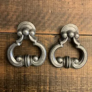 2 Manijas antiguas estilo tirador puerta tirador cajón aspecto peltre plateado - Imagen 1 de 7