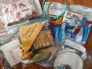 TASCHE VOLLER UNFERTIGER HANDARBEIT-KREUZSTICH-MUSTER-FÄDEN-WERKZEUGE ETC. - Bild 1 von 20