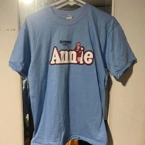 Chanhassen Dinner Theatre Camiseta Annie Azul Vintage - Imagen 1 de 2