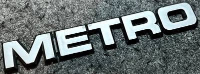 INSIGNIA MALETERO PLÁSTICO COCHE METRO AUSTIN VINTAGE BUEN ESTADO USADO PARA LA EDAD - Imagen 1 de 2