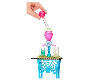 Monster High Frankie Stein Fashion Doll w Science Class Colour Change Playset - Picture 1 of 6