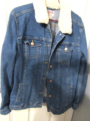 Jean Jacket Mossimo Women’s Denim Blue Jean Jacket Faux Fur Sherpa Collar Size S - Image 1 of 4