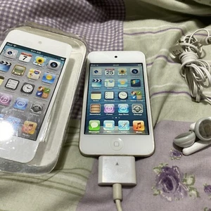 Apple iPod Touch 4th Generation White 8gb A1367 MD057BT/A+Earphones+Charg Bundle - Picture 1 of 14